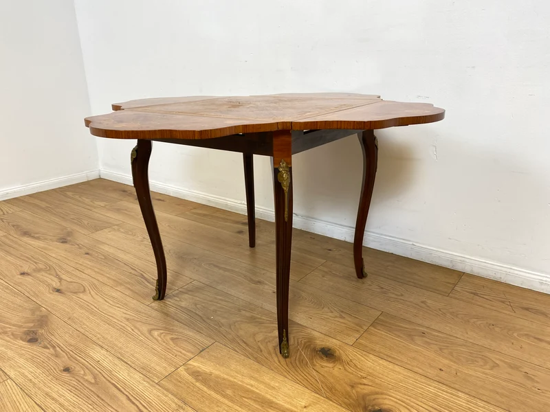 WMK # Vornehmer und sehr gut erhaltener Vintage Klapptisch im Stile des Louis Seize mit feinen Intarsien und edlen Messingbeschlägen