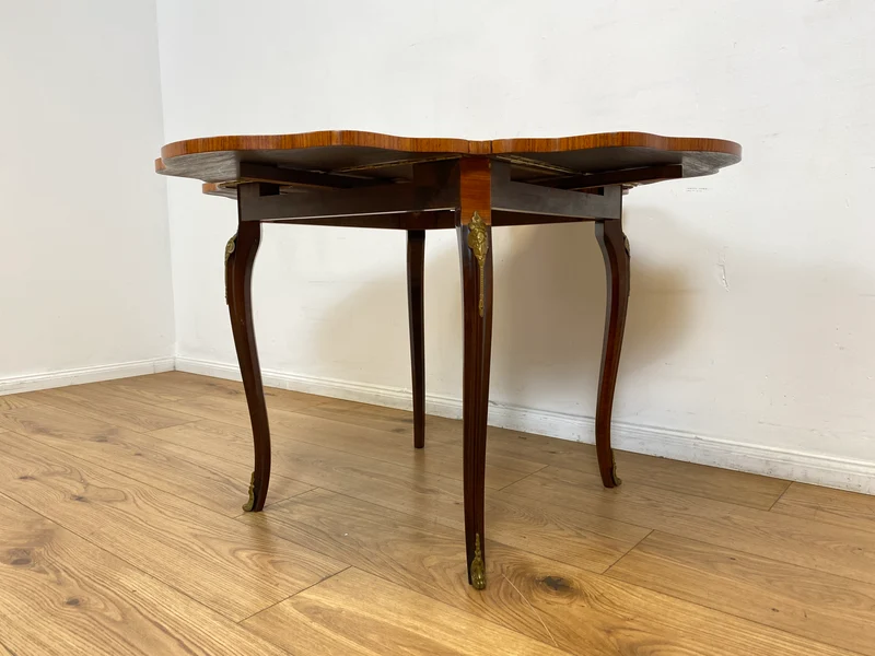 WMK # Vornehmer und sehr gut erhaltener Vintage Klapptisch im Stile des Louis Seize mit feinen Intarsien und edlen Messingbeschlägen
