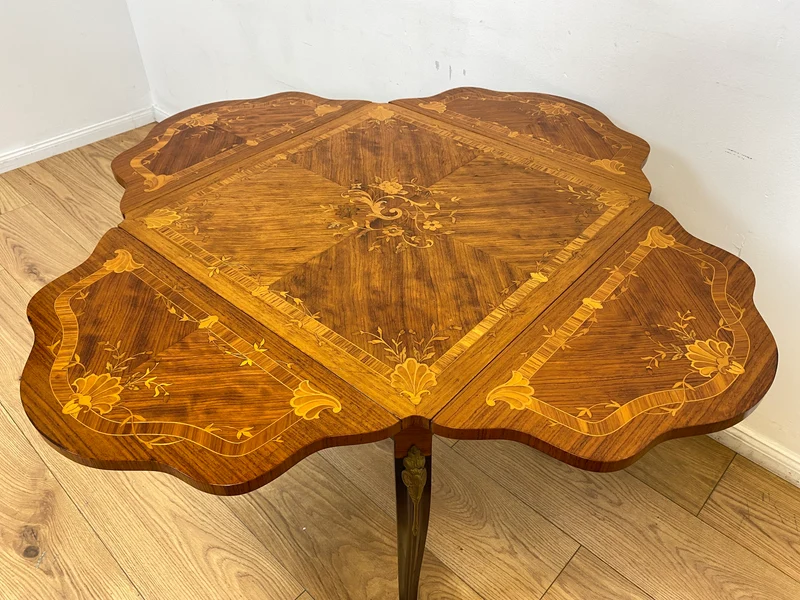 WMK # Vornehmer und sehr gut erhaltener Vintage Klapptisch im Stile des Louis Seize mit feinen Intarsien und edlen Messingbeschlägen