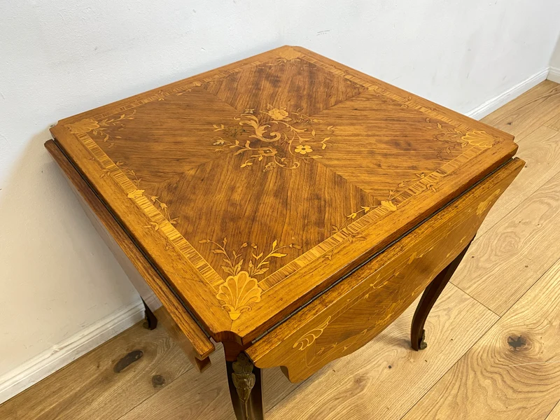 WMK # Vornehmer und sehr gut erhaltener Vintage Klapptisch im Stile des Louis Seize mit feinen Intarsien und edlen Messingbeschlägen