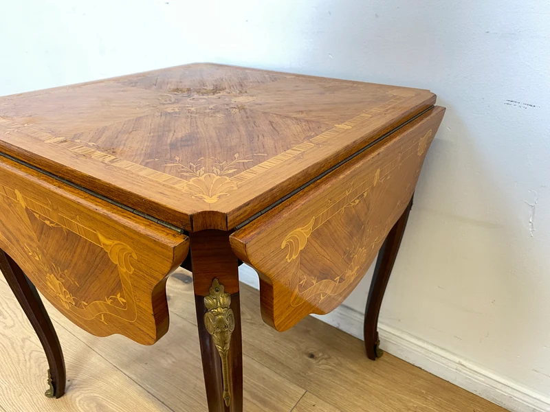 WMK # Vornehmer und sehr gut erhaltener Vintage Klapptisch im Stile des Louis Seize mit feinen Intarsien und edlen Messingbeschlägen