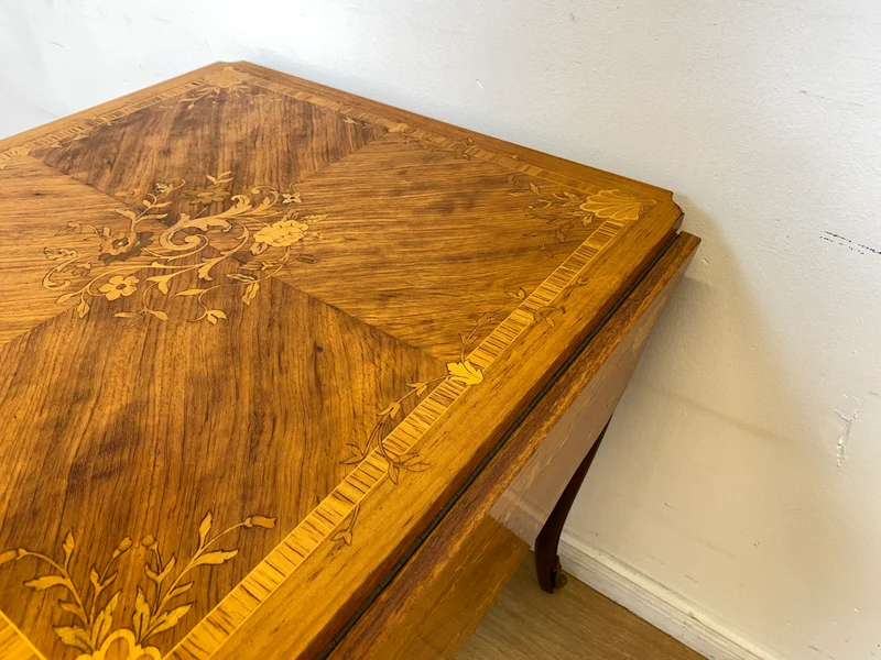 WMK # Vornehmer und sehr gut erhaltener Vintage Klapptisch im Stile des Louis Seize mit feinen Intarsien und edlen Messingbeschlägen