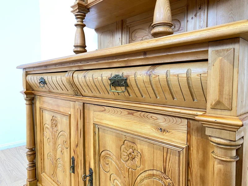 WMK # Elegante und gut erhaltene nordische antike Aufsatzanrichte aus vollem Holz mit handgeschnitzter Ornamentik