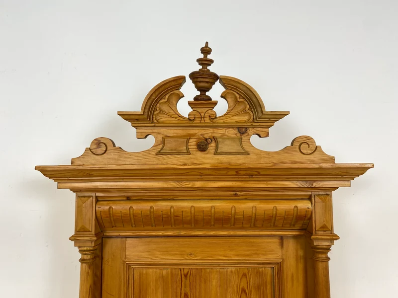 WMK # Elegante und gut erhaltene nordische antike Aufsatzanrichte aus vollem Holz mit handgeschnitzter Ornamentik