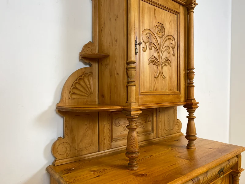 WMK # Elegante und gut erhaltene nordische antike Aufsatzanrichte aus vollem Holz mit handgeschnitzter Ornamentik
