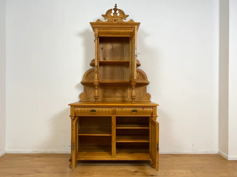 WMK # Elegante und gut erhaltene nordische antike Aufsatzanrichte aus vollem Holz mit handgeschnitzter Ornamentik