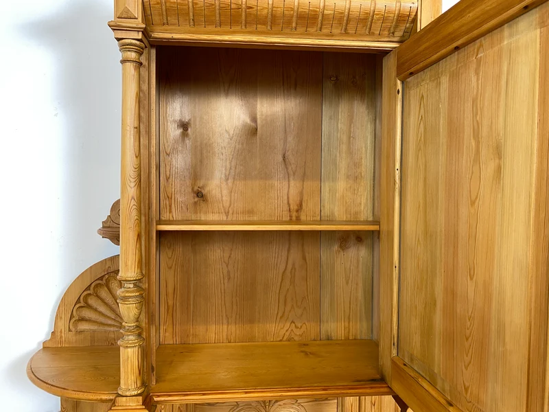 WMK # Elegante und gut erhaltene nordische antike Aufsatzanrichte aus vollem Holz mit handgeschnitzter Ornamentik
