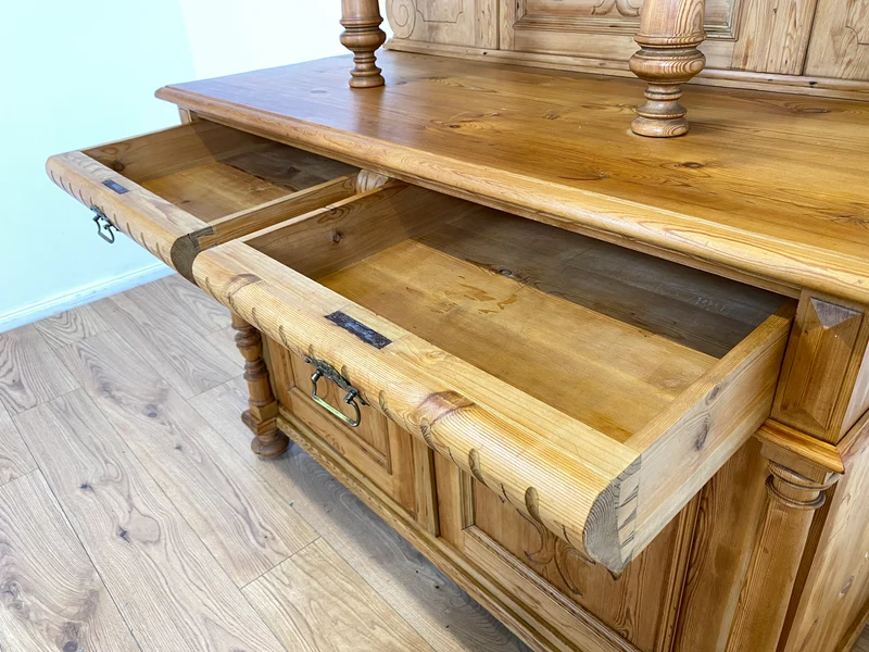 WMK # Elegante und gut erhaltene nordische antike Aufsatzanrichte aus vollem Holz mit handgeschnitzter Ornamentik