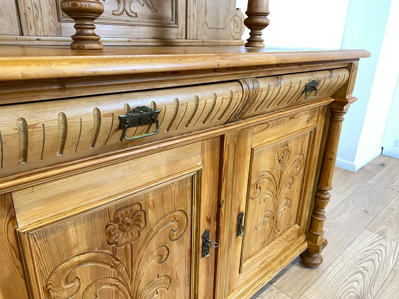 WMK # Elegante und gut erhaltene nordische antike Aufsatzanrichte aus vollem Holz mit handgeschnitzter Ornamentik
