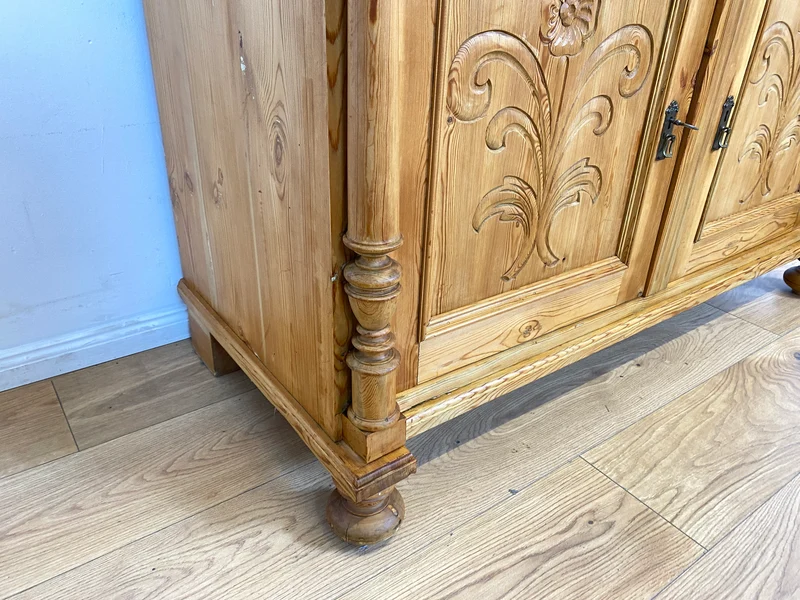 WMK # Elegante und gut erhaltene nordische antike Aufsatzanrichte aus vollem Holz mit handgeschnitzter Ornamentik