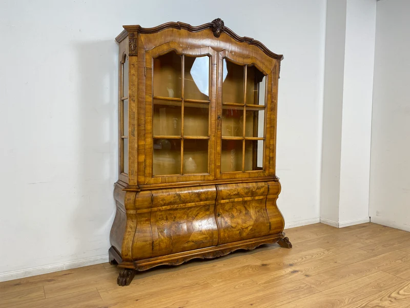 WMK I Imposante handverzierte 60er Jahre Bombé Vitrine in Barock Stil