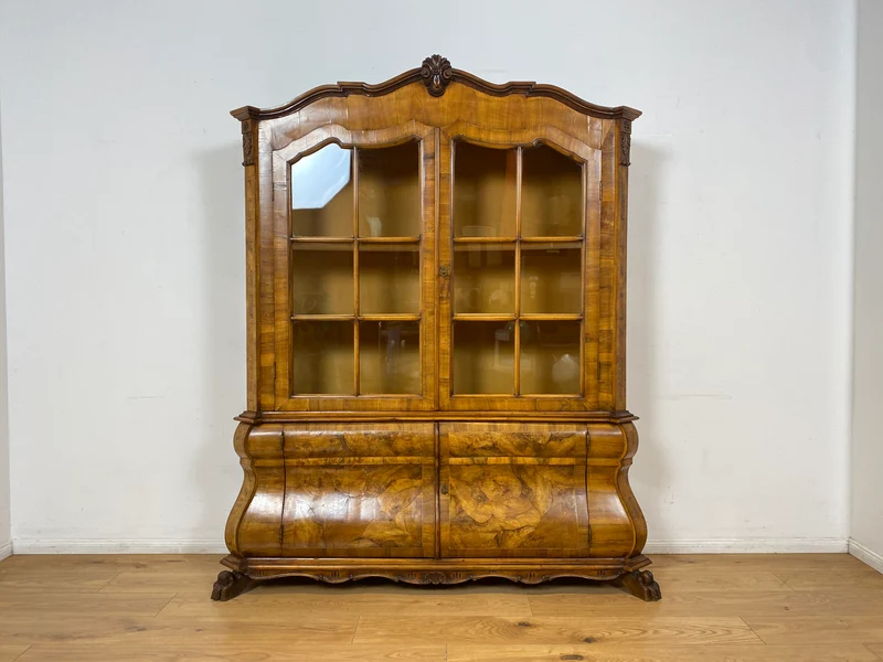 WMK I Imposante handverzierte 60er Jahre Bombé Vitrine in Barock Stil