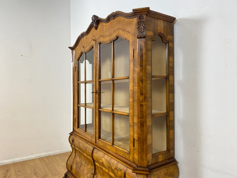 WMK I Imposante handverzierte 60er Jahre Bombé Vitrine in Barock Stil