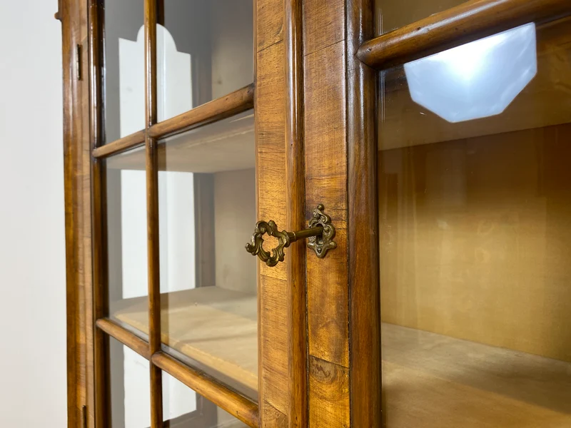 WMK I Imposante handverzierte 60er Jahre Bombé Vitrine in Barock Stil
