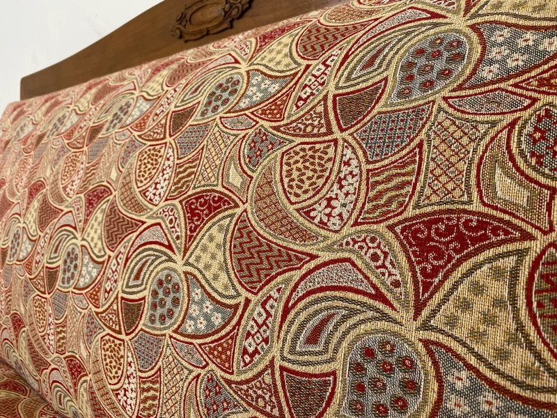 WMK I Wunderschönes historisches Sofa mit hochwertigem Bezug, handverziertem Holzrahmen und Federkern