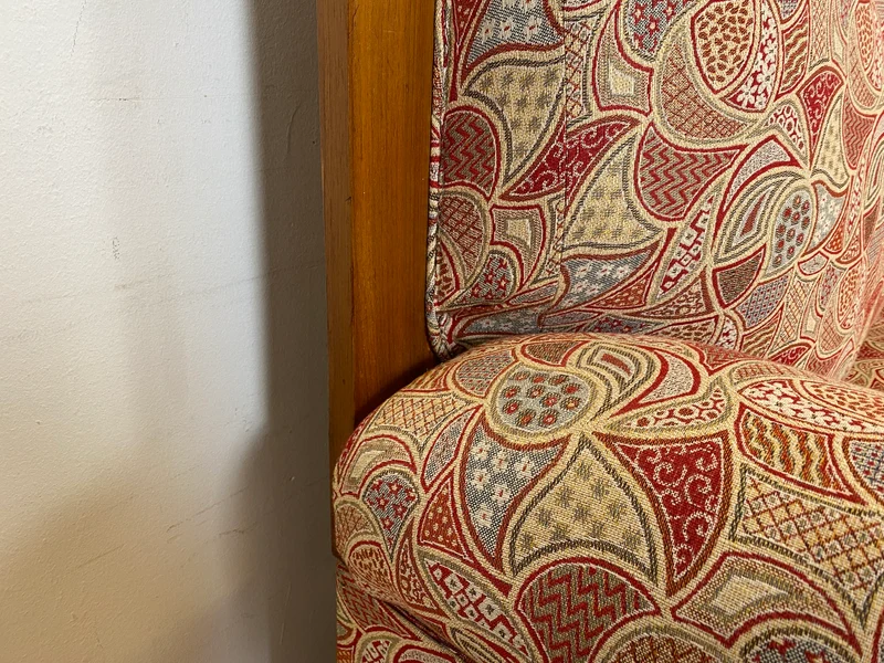 WMK I Wunderschönes historisches Sofa mit hochwertigem Bezug, handverziertem Holzrahmen und Federkern