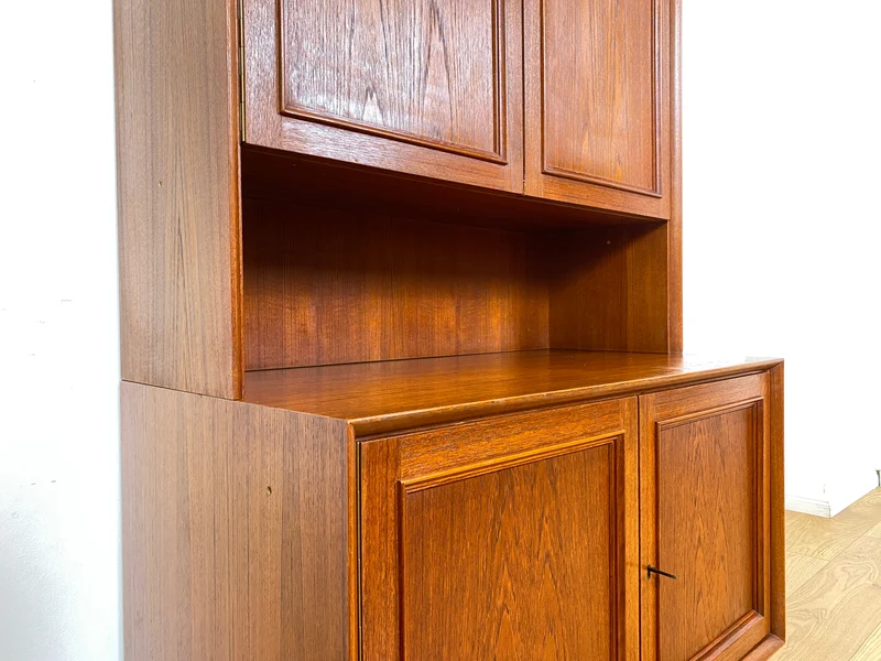 WMK I Stilvolles und sehr gut erhaltenes skandinavisches Highboard in Teakholz