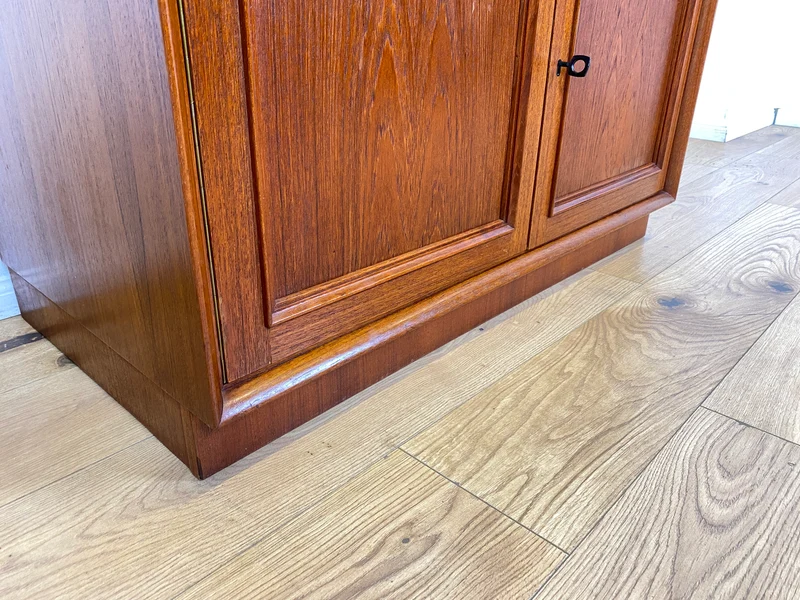 WMK I Stilvolles und sehr gut erhaltenes skandinavisches Highboard in Teakholz