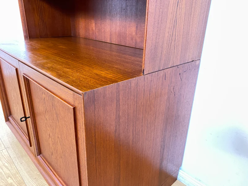WMK I Stilvolles und sehr gut erhaltenes skandinavisches Highboard in Teakholz