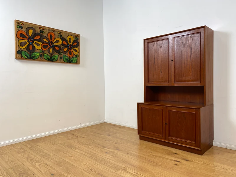 WMK I Stilvolles und sehr gut erhaltenes skandinavisches Highboard in Teakholz