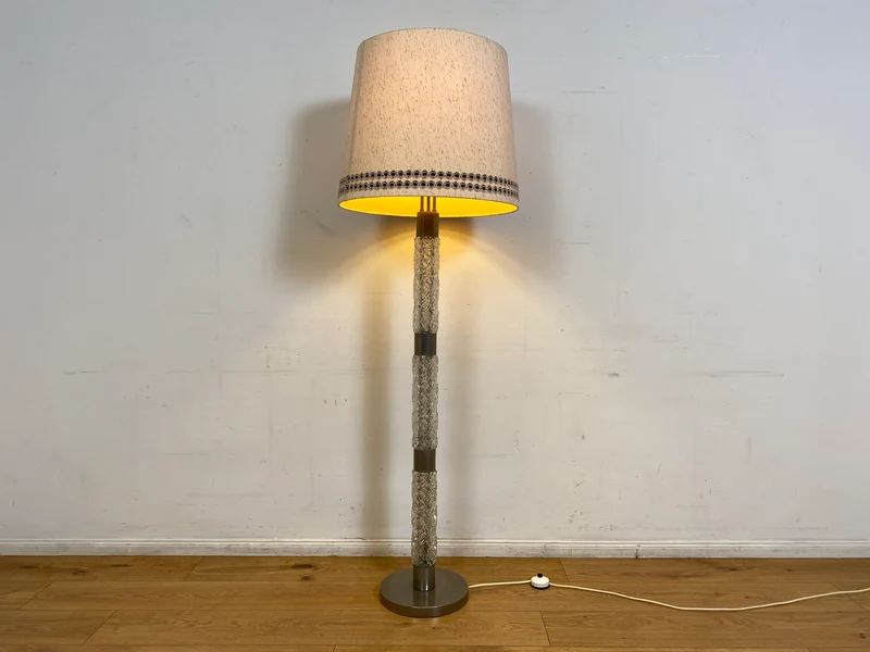 WMK I Sehr schöne Mid-Century Stehlampe mit original Lampenschirm und beleuchtetem Lampenfuß aus Glas und Chrom