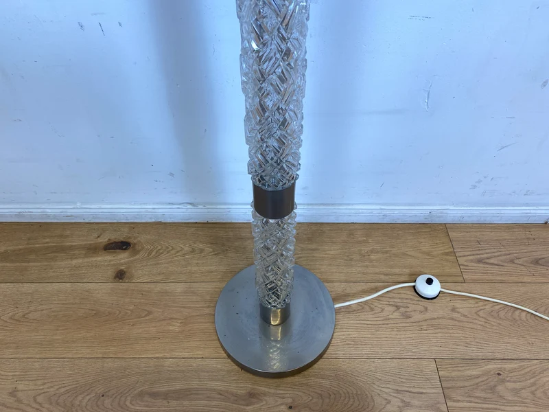 WMK I Sehr schöne Mid-Century Stehlampe mit original Lampenschirm und beleuchtetem Lampenfuß aus Glas und Chrom
