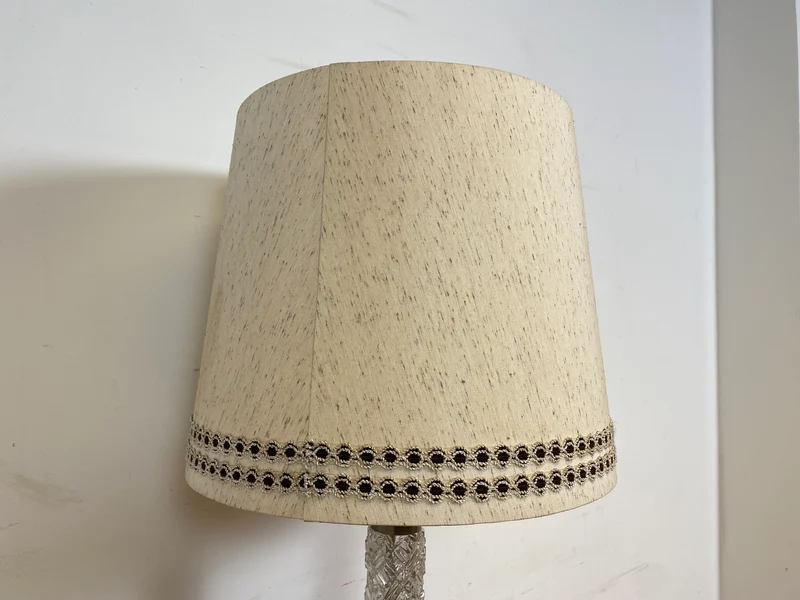 WMK I Sehr schöne Mid-Century Stehlampe mit original Lampenschirm und beleuchtetem Lampenfuß aus Glas und Chrom