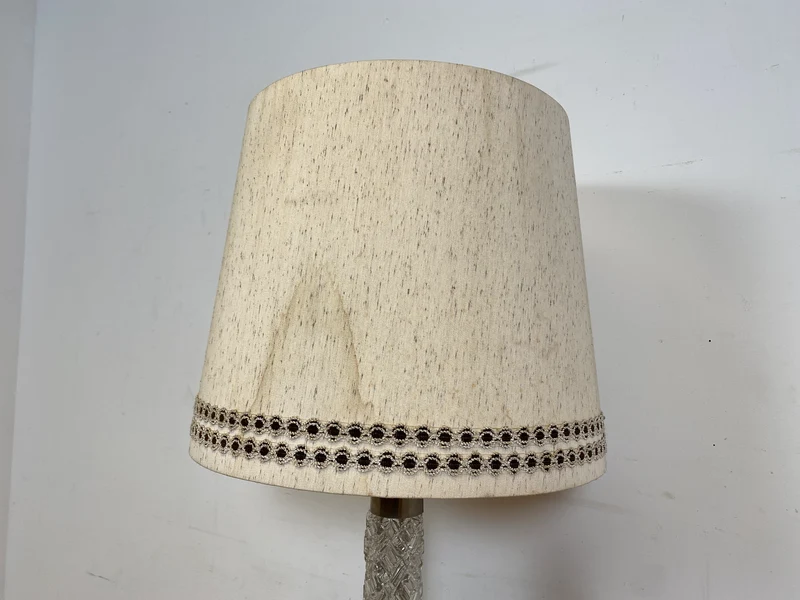 WMK I Sehr schöne Mid-Century Stehlampe mit original Lampenschirm und beleuchtetem Lampenfuß aus Glas und Chrom