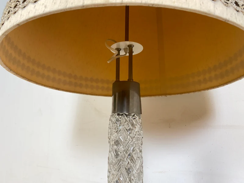 WMK I Sehr schöne Mid-Century Stehlampe mit original Lampenschirm und beleuchtetem Lampenfuß aus Glas und Chrom