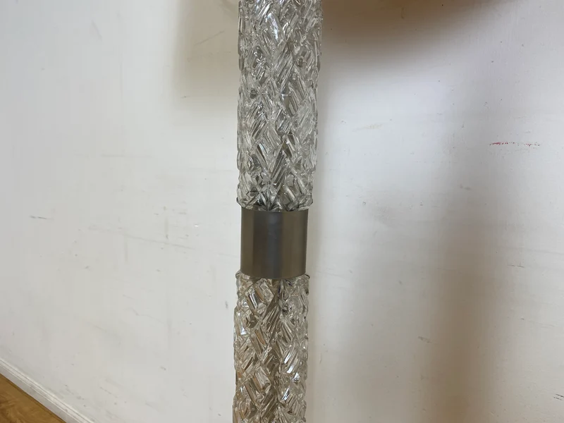 WMK I Sehr schöne Mid-Century Stehlampe mit original Lampenschirm und beleuchtetem Lampenfuß aus Glas und Chrom