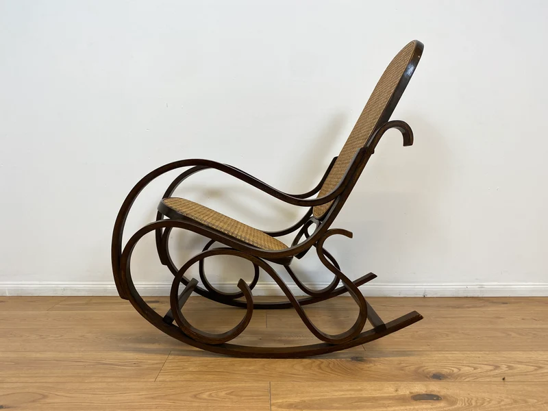 WMK # Eleganter und sehr gut erhaltener Vintage Schaukelstuhl im Stil von Thonet mit Bugholz Rahmen & Wiener Geflecht