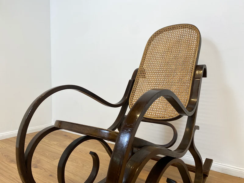 WMK # Eleganter und sehr gut erhaltener Vintage Schaukelstuhl im Stil von Thonet mit Bugholz Rahmen & Wiener Geflecht