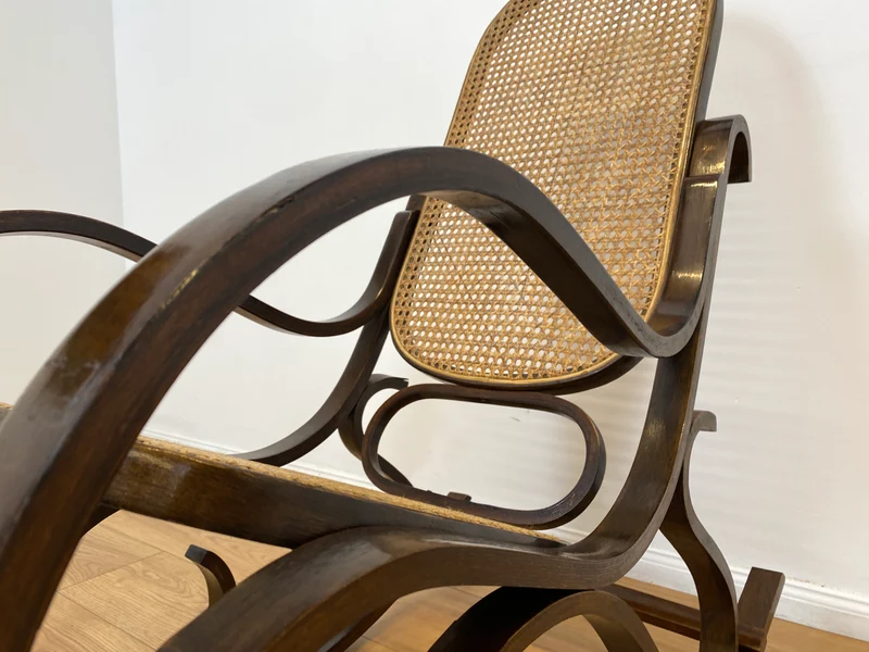 WMK # Eleganter und sehr gut erhaltener Vintage Schaukelstuhl im Stil von Thonet mit Bugholz Rahmen & Wiener Geflecht