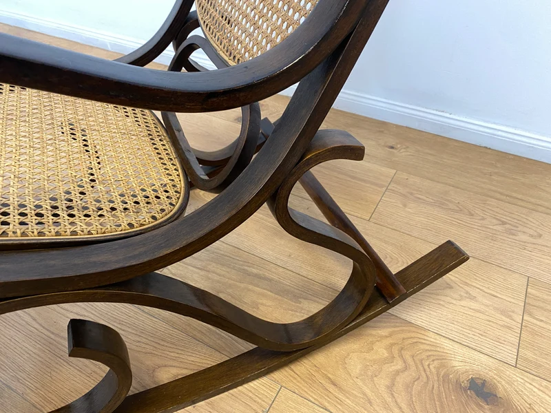 WMK # Eleganter und sehr gut erhaltener Vintage Schaukelstuhl im Stil von Thonet mit Bugholz Rahmen & Wiener Geflecht