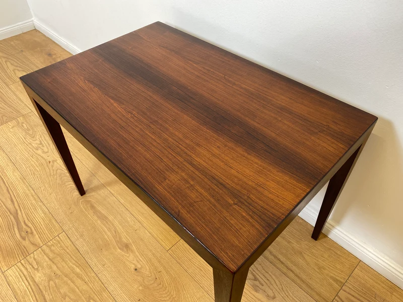 WMK # Stilvoller und sehr gut erhaltener kleiner skandinavischer 60er Jahre Couchtisch aus edlem Palisander