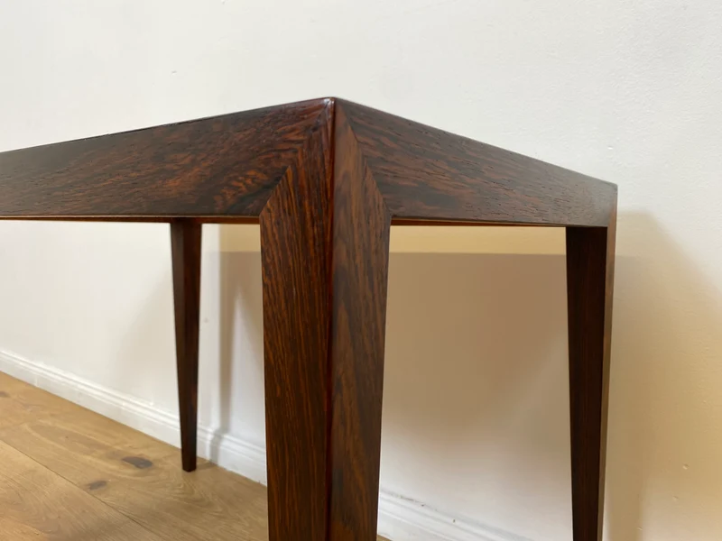 WMK # Stilvoller und sehr gut erhaltener kleiner skandinavischer 60er Jahre Couchtisch aus edlem Palisander