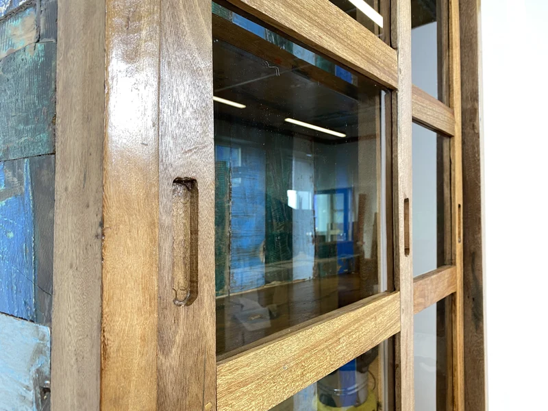 Boatwood by WMK # Sehr schöne Vitrine mit Schiebetüren, ein aus altem Bootsholz handgefertigtes Unikat aus massivem Teakholz
