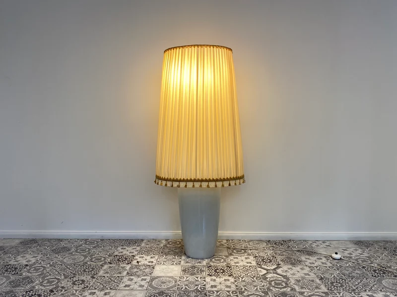 WMK Edle und sehr gut erhaltene 140cm große Vintage Bodenlampe mit wunderschönem Lampenschirm und Vasenfuß aus Porzellan