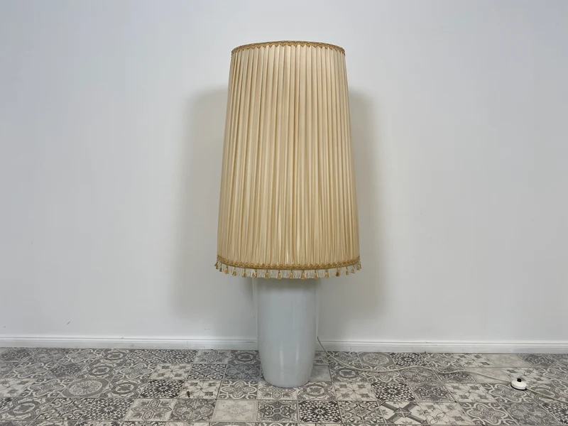 WMK Edle und sehr gut erhaltene 140cm große Vintage Bodenlampe mit wunderschönem Lampenschirm und Vasenfuß aus Porzellan