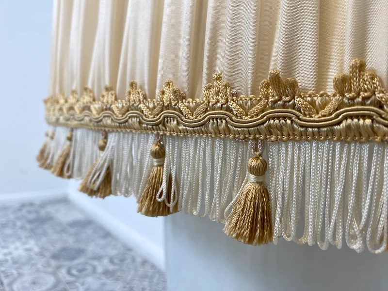 WMK Edle und sehr gut erhaltene 140cm große Vintage Bodenlampe mit wunderschönem Lampenschirm und Vasenfuß aus Porzellan