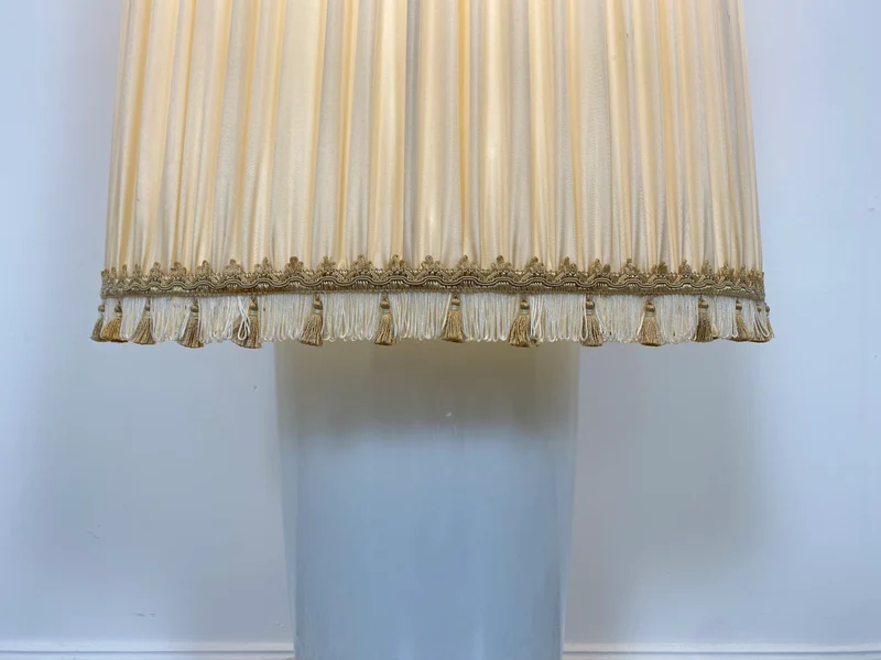 WMK Edle und sehr gut erhaltene 140cm große Vintage Bodenlampe mit wunderschönem Lampenschirm und Vasenfuß aus Porzellan