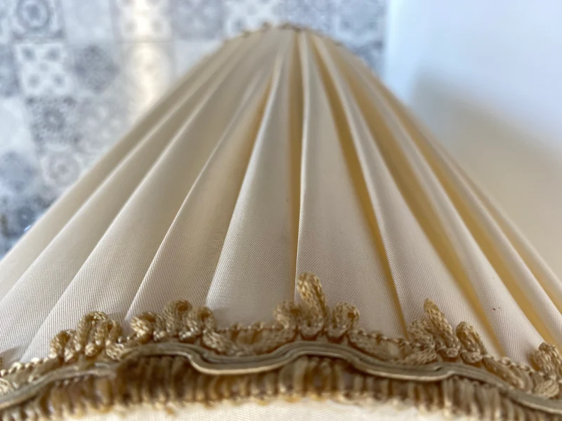 WMK Edle und sehr gut erhaltene 140cm große Vintage Bodenlampe mit wunderschönem Lampenschirm und Vasenfuß aus Porzellan