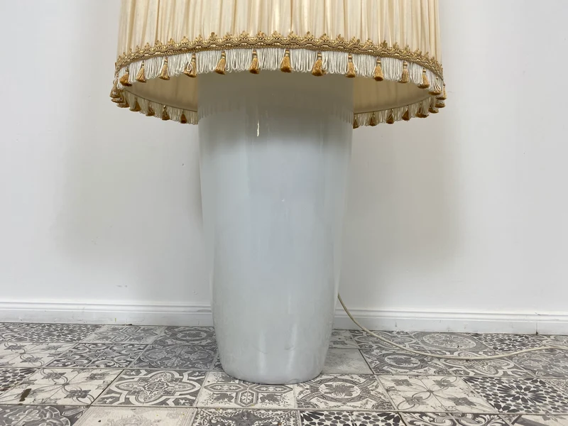 WMK Edle und sehr gut erhaltene 140cm große Vintage Bodenlampe mit wunderschönem Lampenschirm und Vasenfuß aus Porzellan