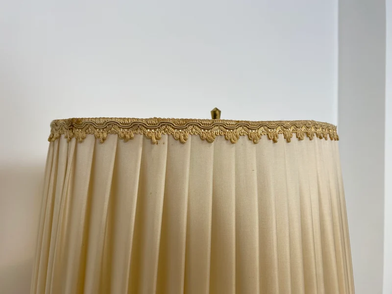 WMK Edle und sehr gut erhaltene 140cm große Vintage Bodenlampe mit wunderschönem Lampenschirm und Vasenfuß aus Porzellan