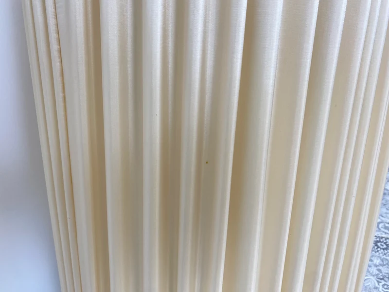 WMK Edle und sehr gut erhaltene 140cm große Vintage Bodenlampe mit wunderschönem Lampenschirm und Vasenfuß aus Porzellan