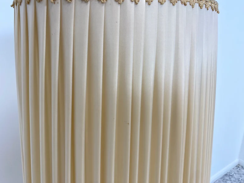 WMK Edle und sehr gut erhaltene 140cm große Vintage Bodenlampe mit wunderschönem Lampenschirm und Vasenfuß aus Porzellan