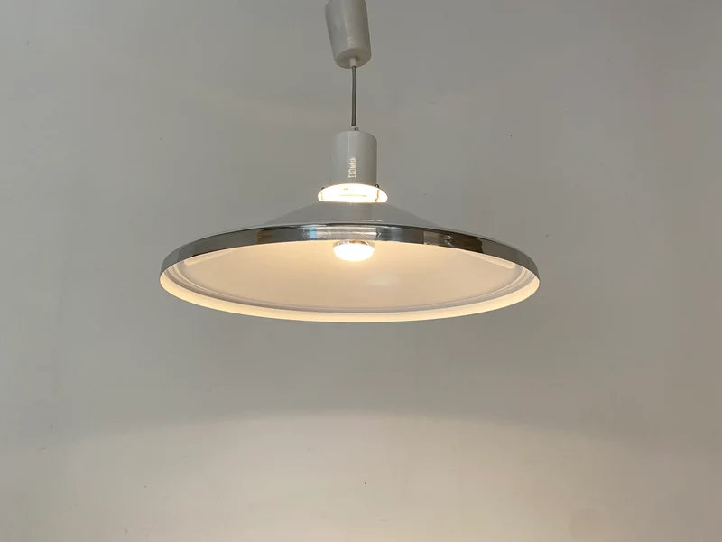 WMK Gut erhaltene skandinavische Designer Pendelleuchte Gustaf von alta design aus Aluminium und Chrom
