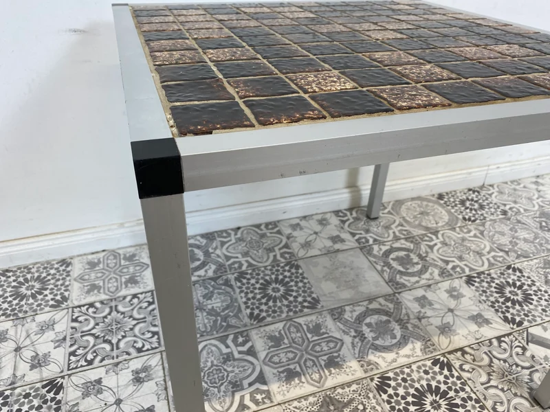WMK Schicker Space Age Couchtisch aus gebürstetem Stahl und kunstvollen Fliesen
