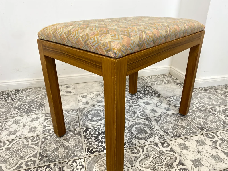 WMK Sehr hübscher, stabiler und gut erhaltener skandinavischer Sitzhocker mit interessantem Bezug