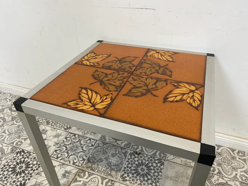 WMK Schicker Space Age Beisteltisch aus gebürstetem Stahl und kunstvollen Fliesen